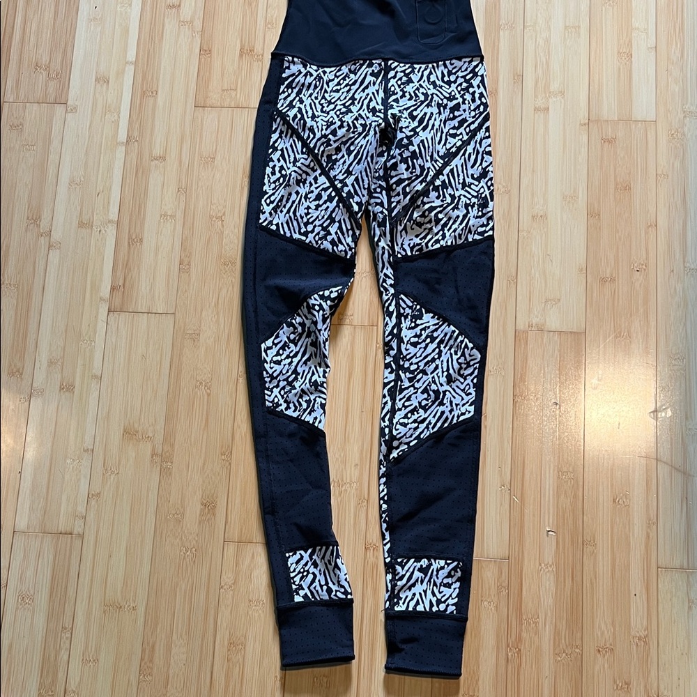 Lululemon paddle/water reversible Black and White Patterned Leggings